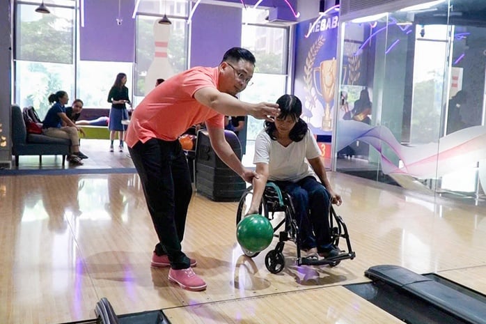 VIDEO: Người khuyết tật chơi bowling thuần thục tại TP HCM- Ảnh 7.