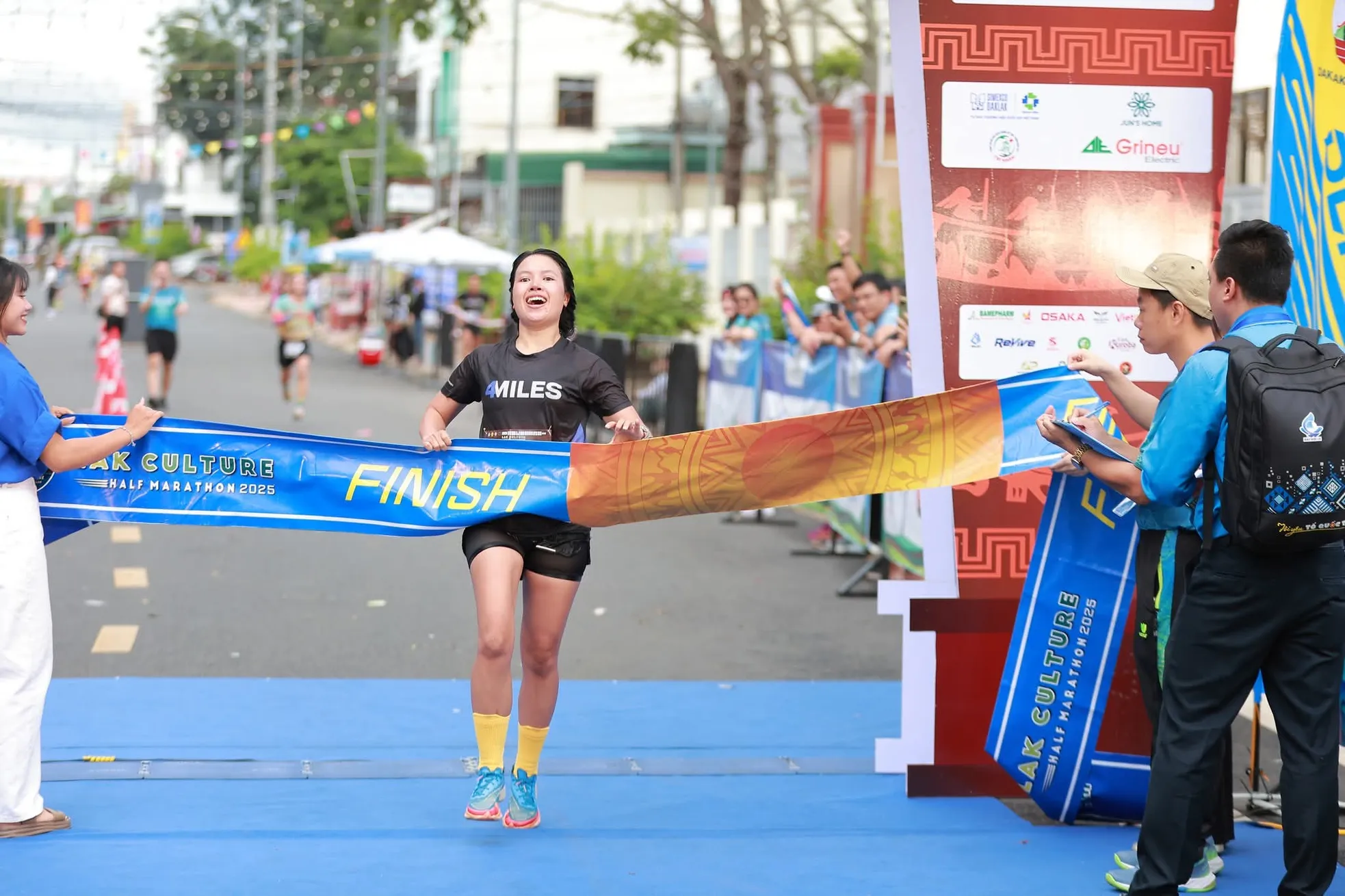 Des centaines de coureurs s'affrontent, explorent la culture M'nong et s'adressent à la communauté. Photo 8