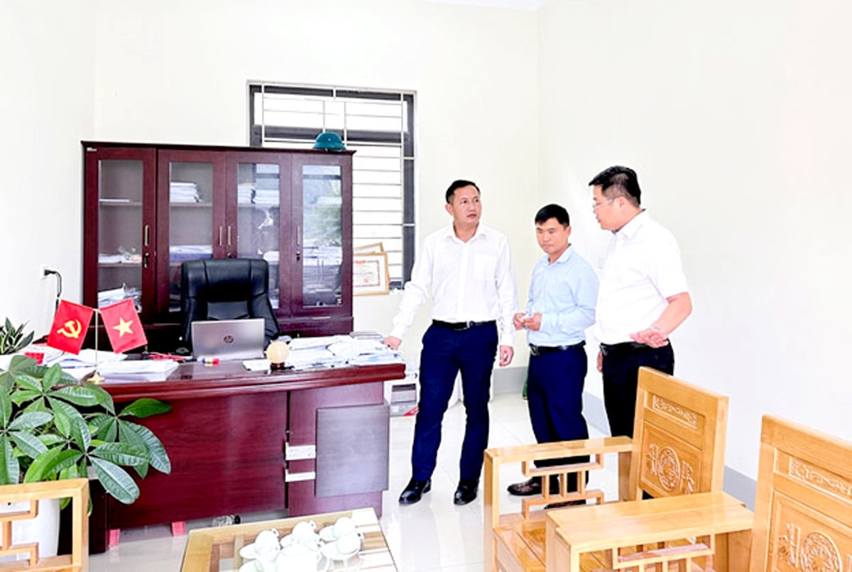 Cán bộ xã Ma Lé ra soát lại cơ sở vật chất trước khi sáp nhập với xã Lũng Cú và và xã Lũng Táo lấy tên xã mới là Lũng Cú.
