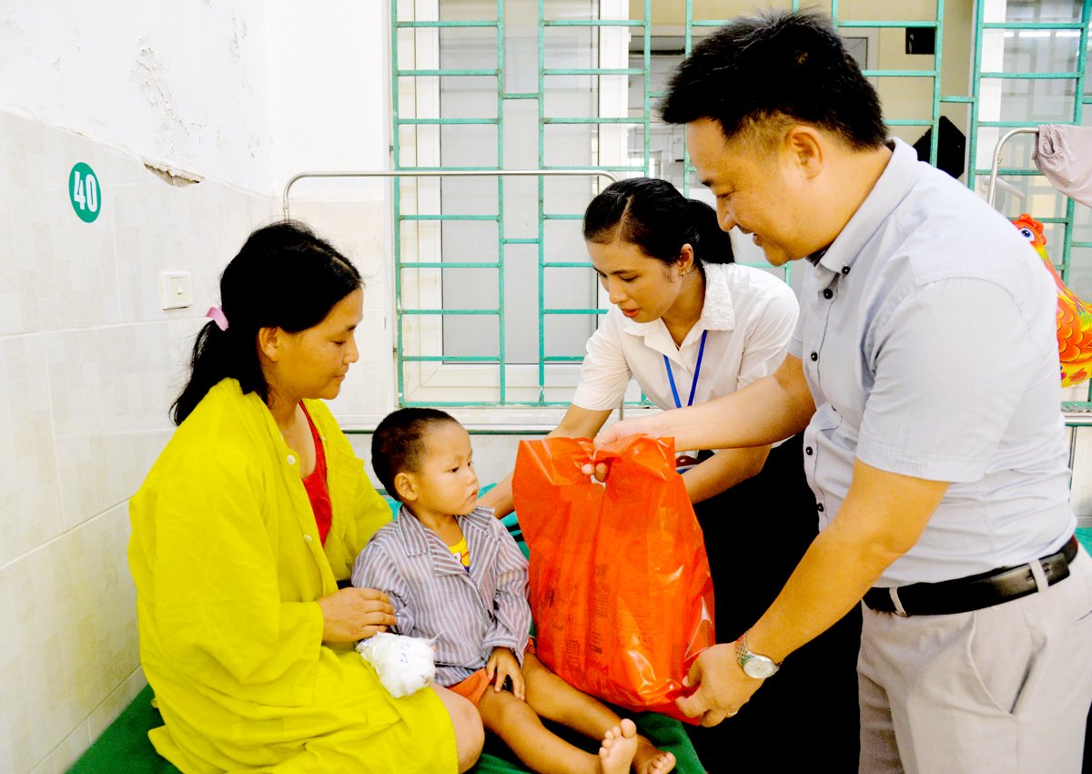 Anh Nguyễn Trọng Đại, Phó Giám đốc Trung tâm II, Hội Cứu trợ trẻ em tàn tật Việt Nam tặng quà cho trẻ em trong chương trình phẫu thuật.