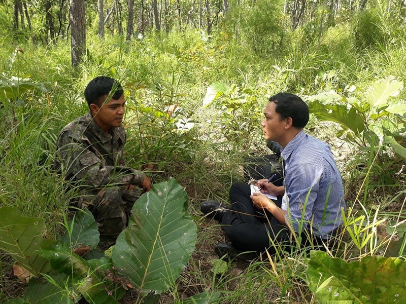 Dak Lak Newspaper reporter (right) collects information and documents on forest management and protection.