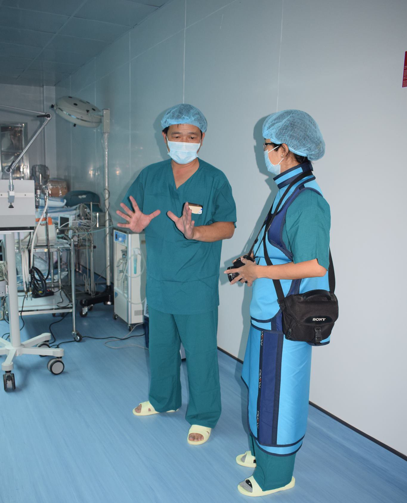 Phóng viên tác nghiệp tại Đơn nguyên Tim mạch can thiệp, Bệnh viện Đa khoa Phú Yên. Ảnh: QUỐC HỘI