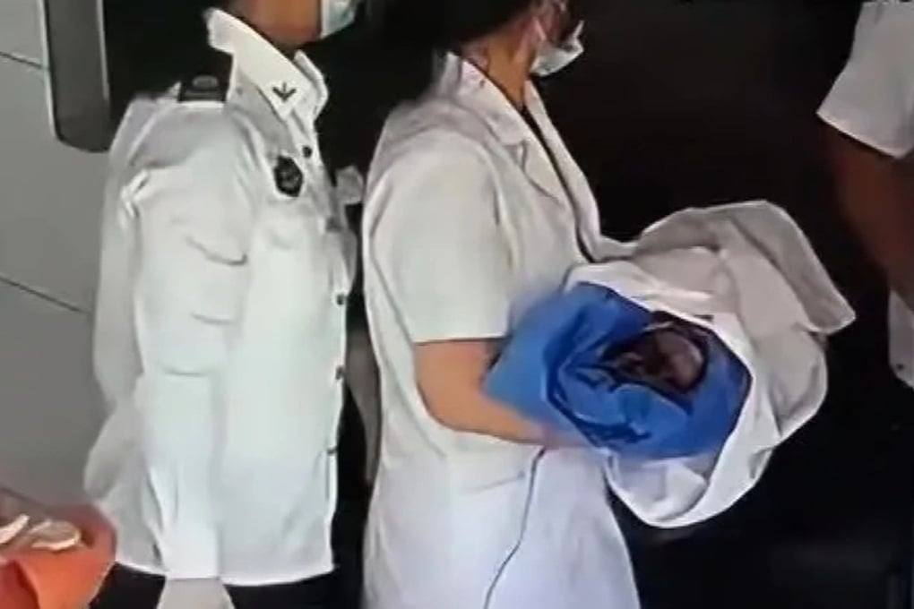 Đi khám vì tưởng mắc bệnh dạ dày, người phụ nữ bất ngờ sinh con - 1