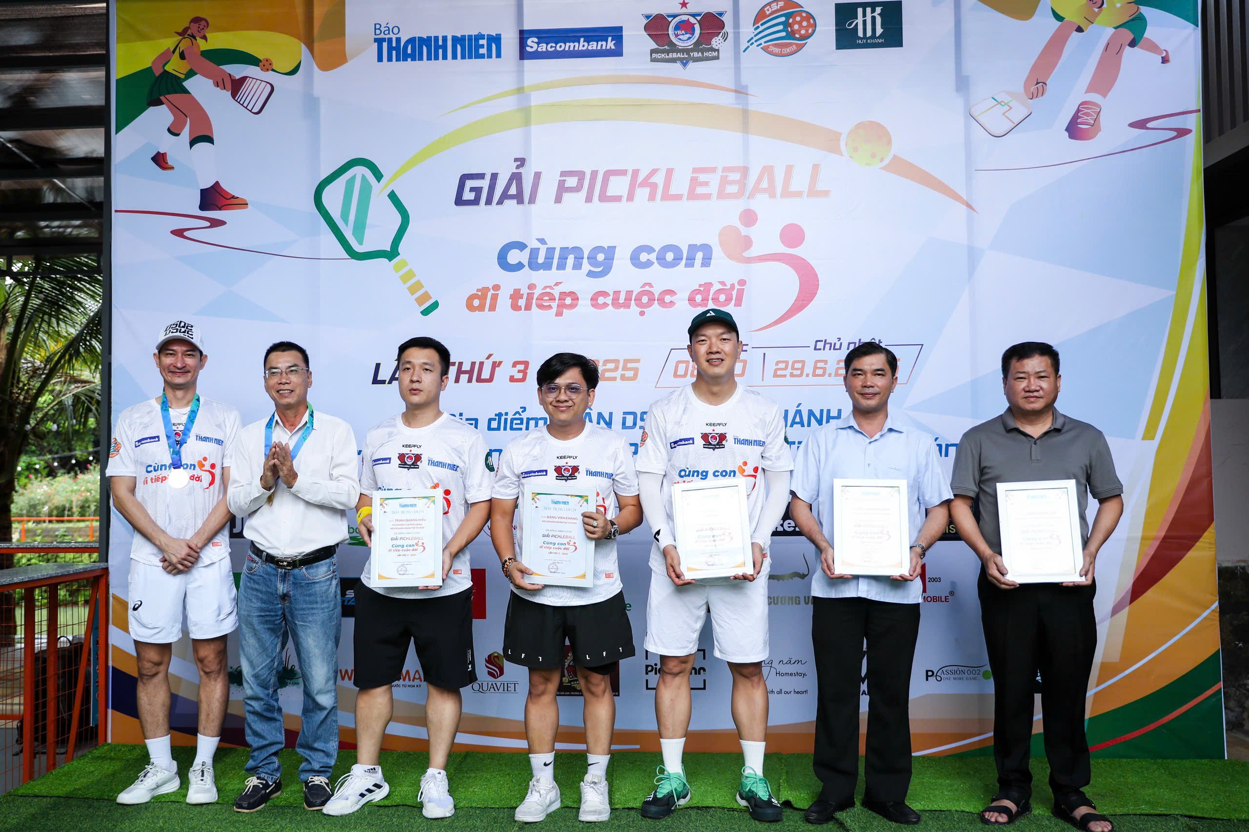 Trao trực tiếp 150 triệu đồng tại giải pickleball 'Cùng con đi tiếp cuộc đời' lần 3- Ảnh 17.