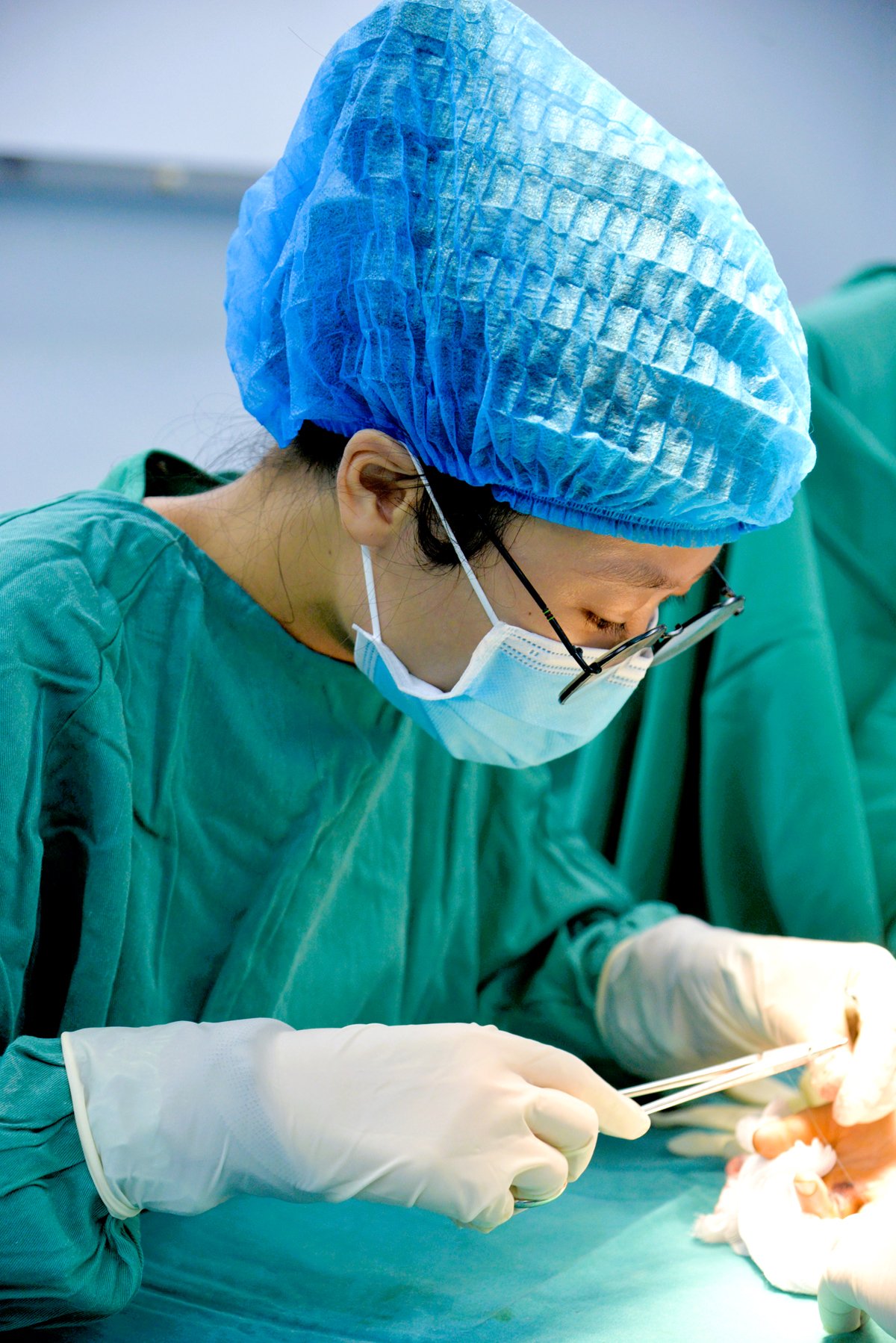 Bác sỹ Nội trú Đại học Y Hà Nội Lê Thị Trang phẫu thuật tách dính tay cho bệnh nhi bị di chứng sẹo bỏng.