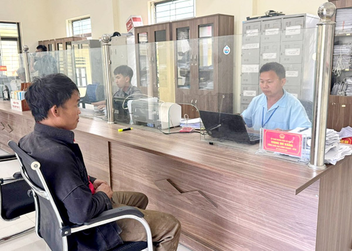 Hỗ trợ người dân tại bộ phận Một cửa của xã
