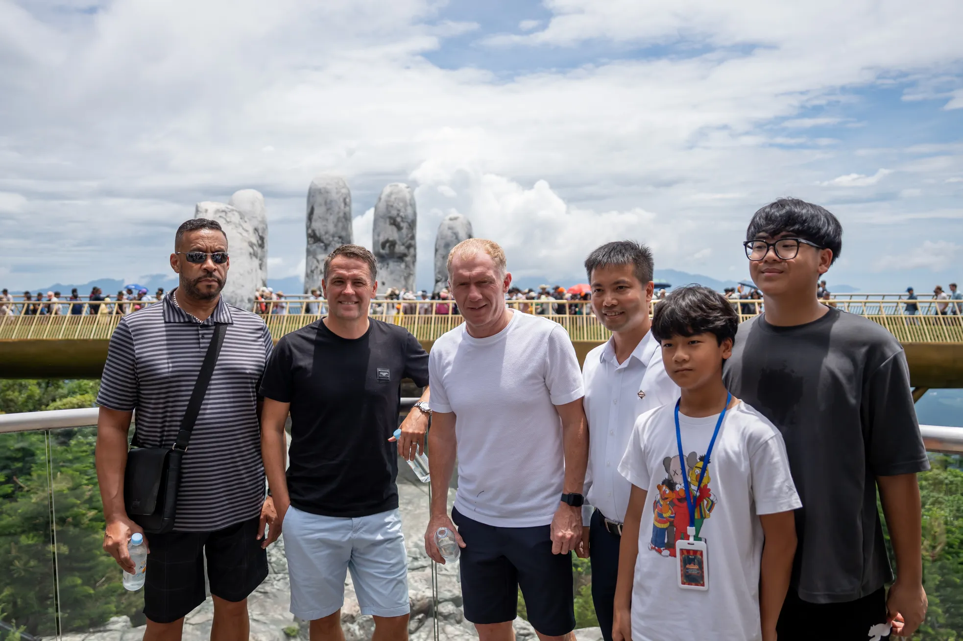 MU-Legende Michael Owen und Ryan Gigg checken in Golden Bridge Da Nang ein, Foto 4