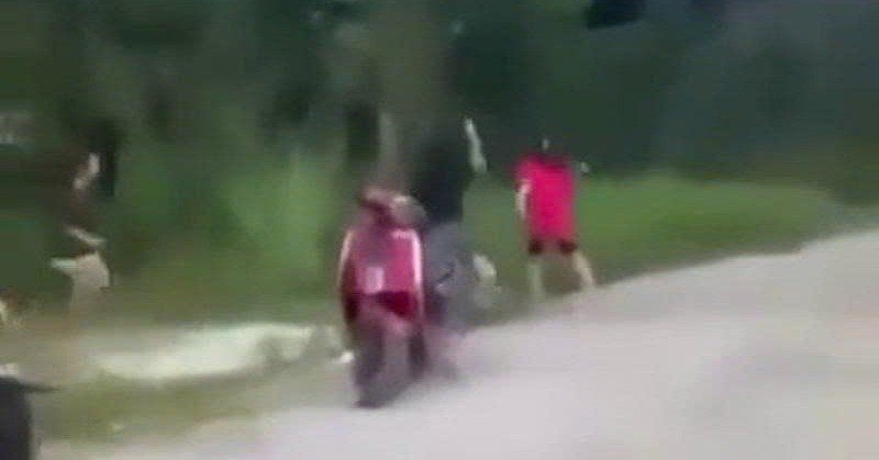 الشرطة تحقق في استخدام مجموعة من الطالبات أسلحة للشجار وإصابة شخصين