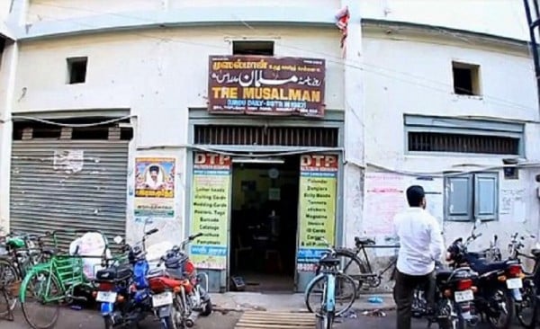 Văn phòng của The Musalman không có máy lạnh, ánh sáng kém và rộng chưa đầy 80 mét vuông, trong một tòa nhà cũ nằm nép dưới bóng Nhà thờ Hồi giáo Wallajah ở thành phố Chennai.