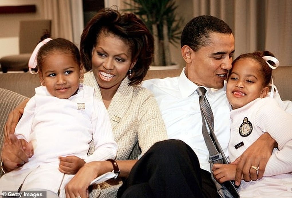 Vợ chồng cựu Tổng thống Mỹ Barack Obama từng cãi vã về việc để mặc con khóc - 1