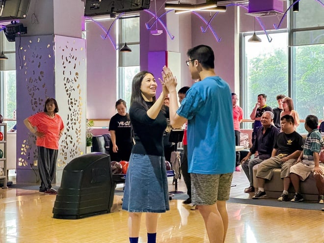 VIDEO: Người khuyết tật chơi bowling thuần thục tại TP HCM- Ảnh 3.