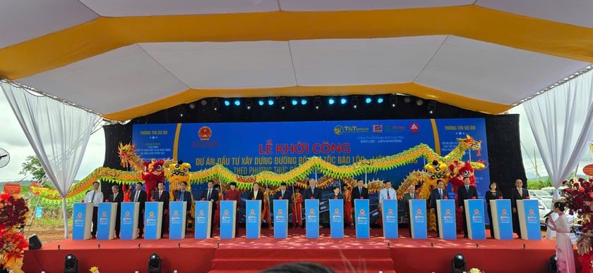 Các đại biểu ấn nút khởi công dự án.