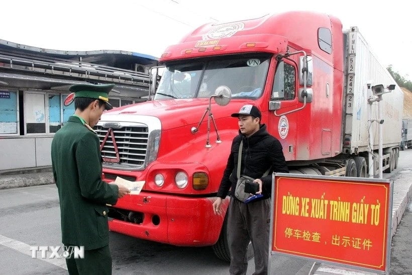 Lực lượng chức năng tại cửa khẩu quốc tế Hữu Nghị (Lạng Sơn) kiểm tra thủ tục chủ phương tiện chở hàng hóa. (Ảnh: Văn Đạt/TTXVN)