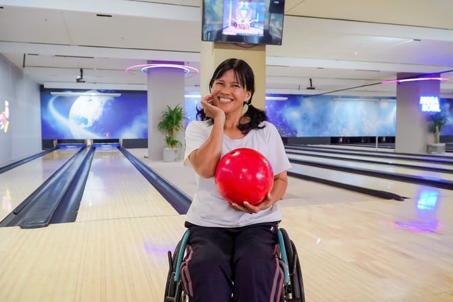 VIDEO: Người khuyết tật chơi bowling thuần thục tại TP HCM- Ảnh 6.