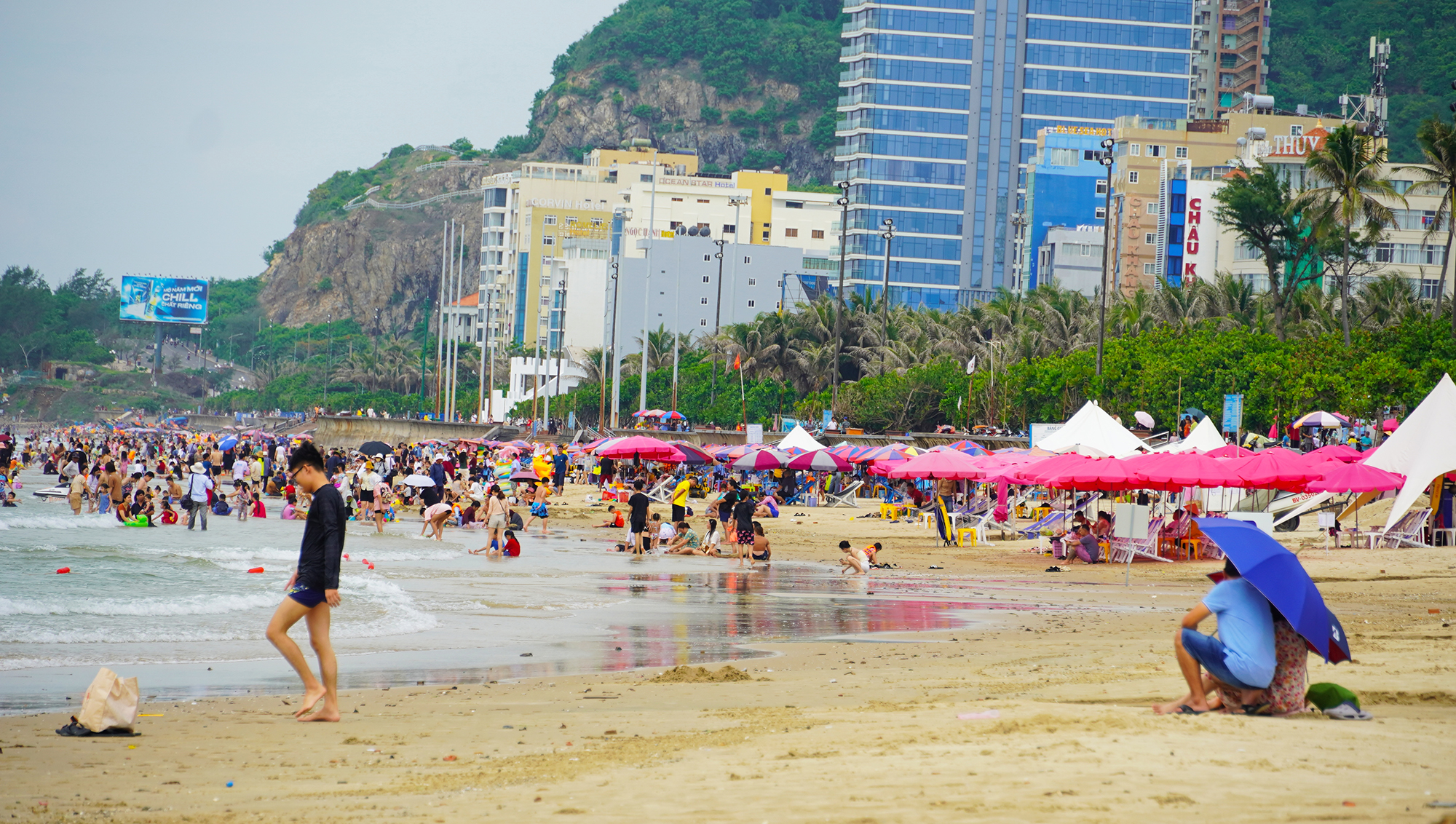 Los turistas regresan en gran número a Bai Sau tras el ataque de basura oceánica