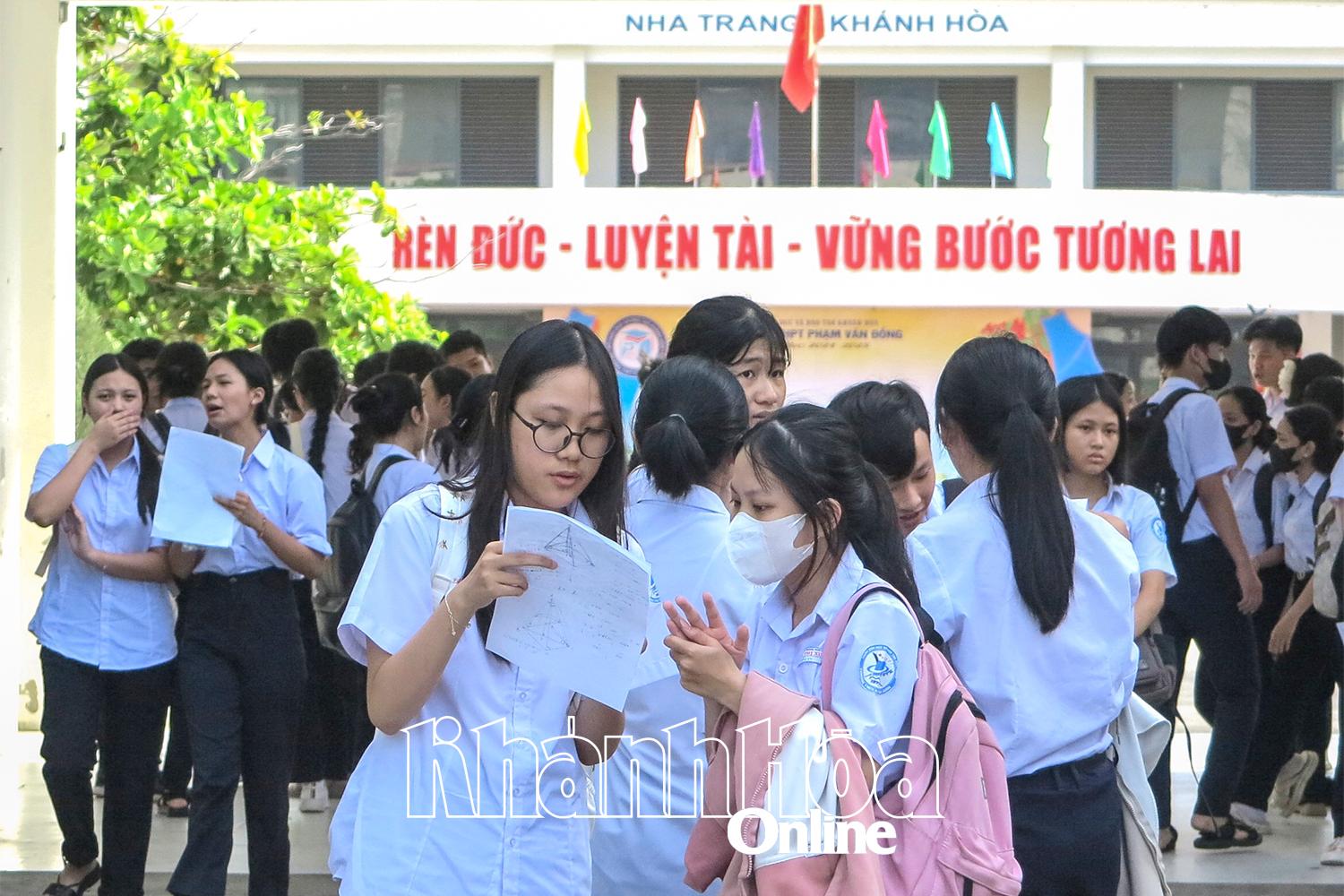 Các thí sinh trao đổi sau buổi thi môn Toán tại điểm thi Trường THPT Phạm Văn Đồng (TP. Nha Trang).
