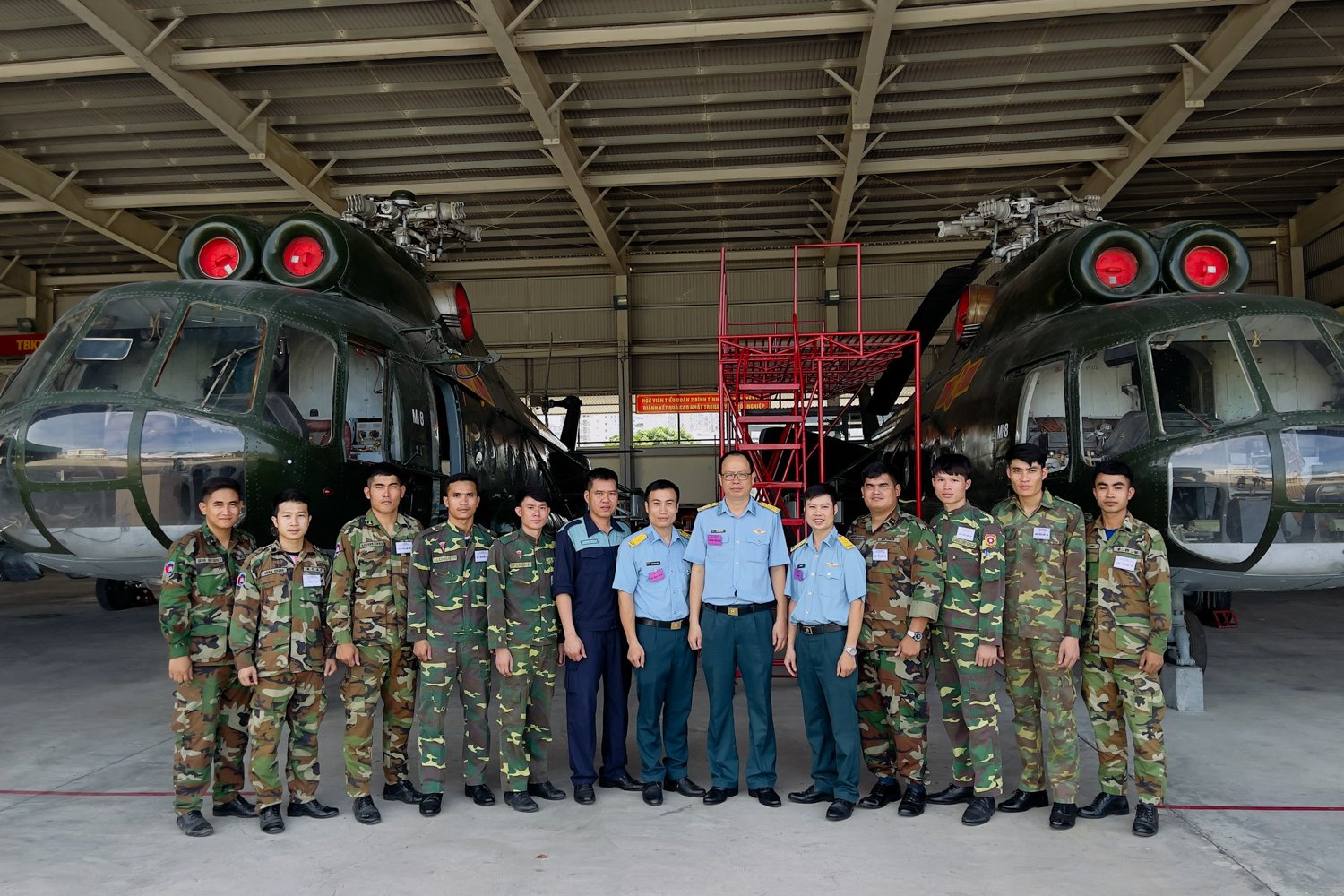 គណៈកម្មការប្រឡងបានថតរូបអនុស្សាវរីយ៍ជាមួយសិស្ស។