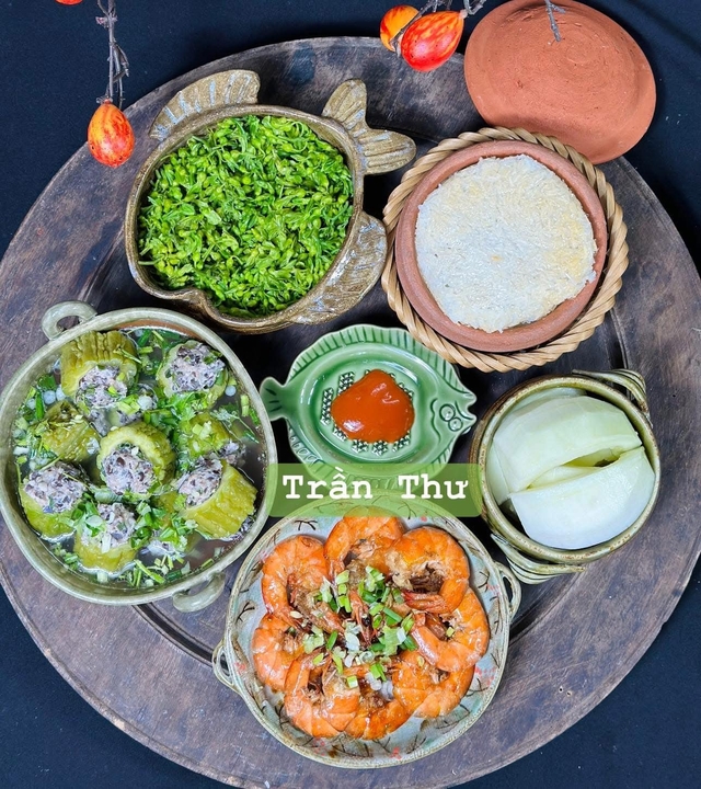 Hôm nay ăn gì? - Mẹ đảm vào bếp thực hiện mâm cơm gia đình ngon 'đỉnh của chóp'- Ảnh 1.
