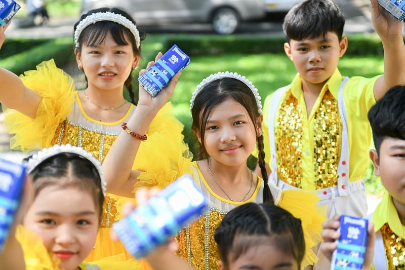Gần 70.000 hộp sữa được trao tặng trẻ em khó khăn, khởi đầu “Tháng của trẻ em” đầy ý nghĩa