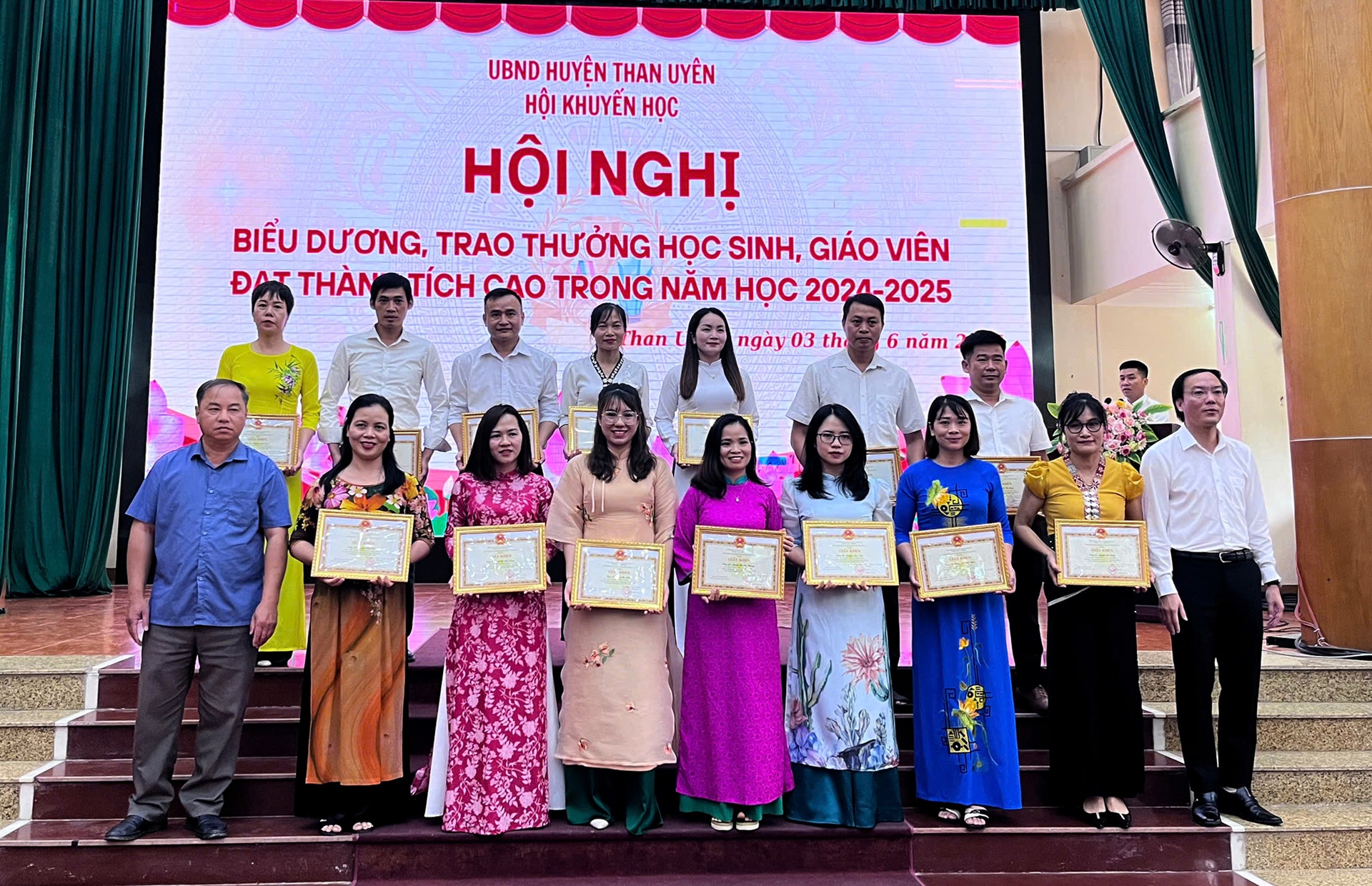 Lãnh đạo Ủy ban MTTQ Việt Nam, Phòng Giáo dục và Đào tạo huyện tặng Giấy khen cho các giáo viên nhân có thành tích xuất sắc trong công tác bồi dưỡng học sinh giỏi cấp tỉnh năm học 2024 - 2025.