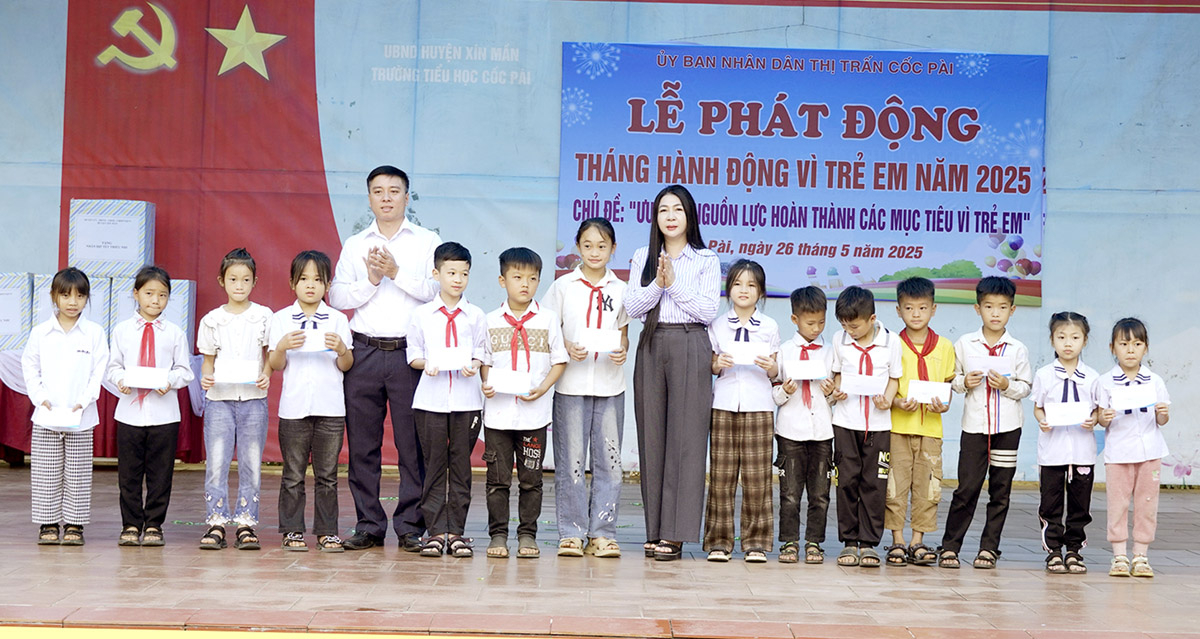 Lãnh đạo huyện Xín Mần trao học bổng cho học sinh Trường Tiểu học Cốc Pài.