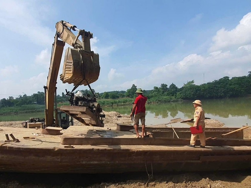Lực lượng CSGT tỉnh Tuyên Quang kiểm tra các tàu hoạt động tại các tuyến sông trên địa bàn tỉnh. Ảnh: Lê Hanh