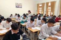 Temps de révision pour les élèves de 12e année du collège et du lycée Chieng Son (ville de Moc Chau, Son La).