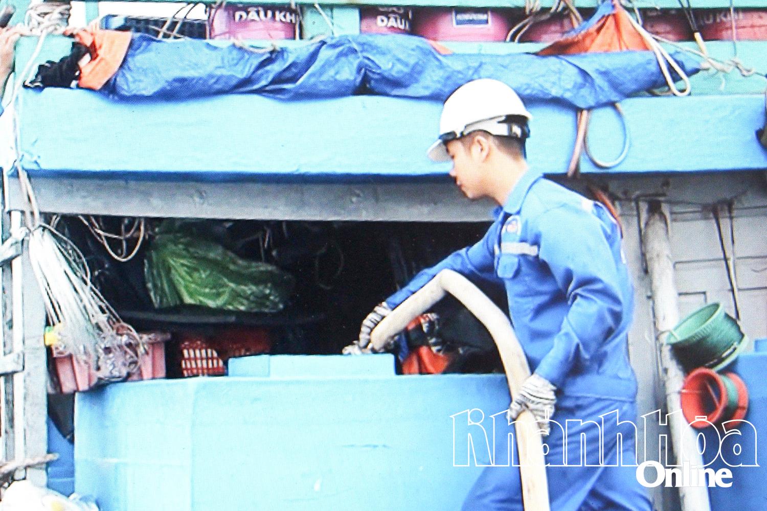 Fishermen's boats dock at the Da Tay Island Fisheries Logistics Service Center to pump more fresh water to continue going offshore.