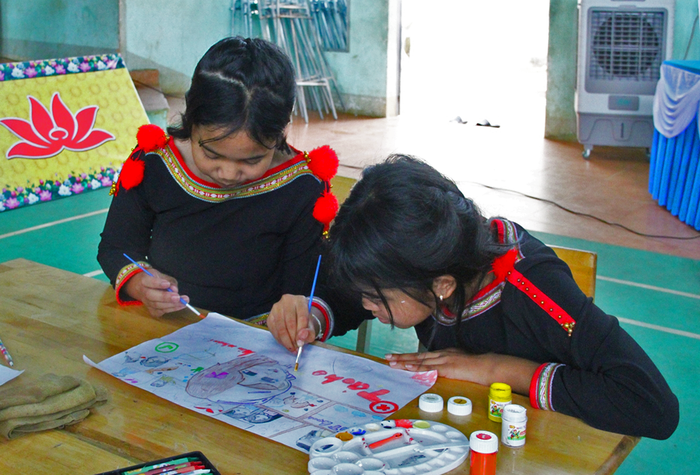 Dak Lak : Des étudiants issus de minorités ethniques du district de Krong Ana dessinent des images déterminées à éliminer le mariage des enfants et le mariage incestueux - Photo 1.