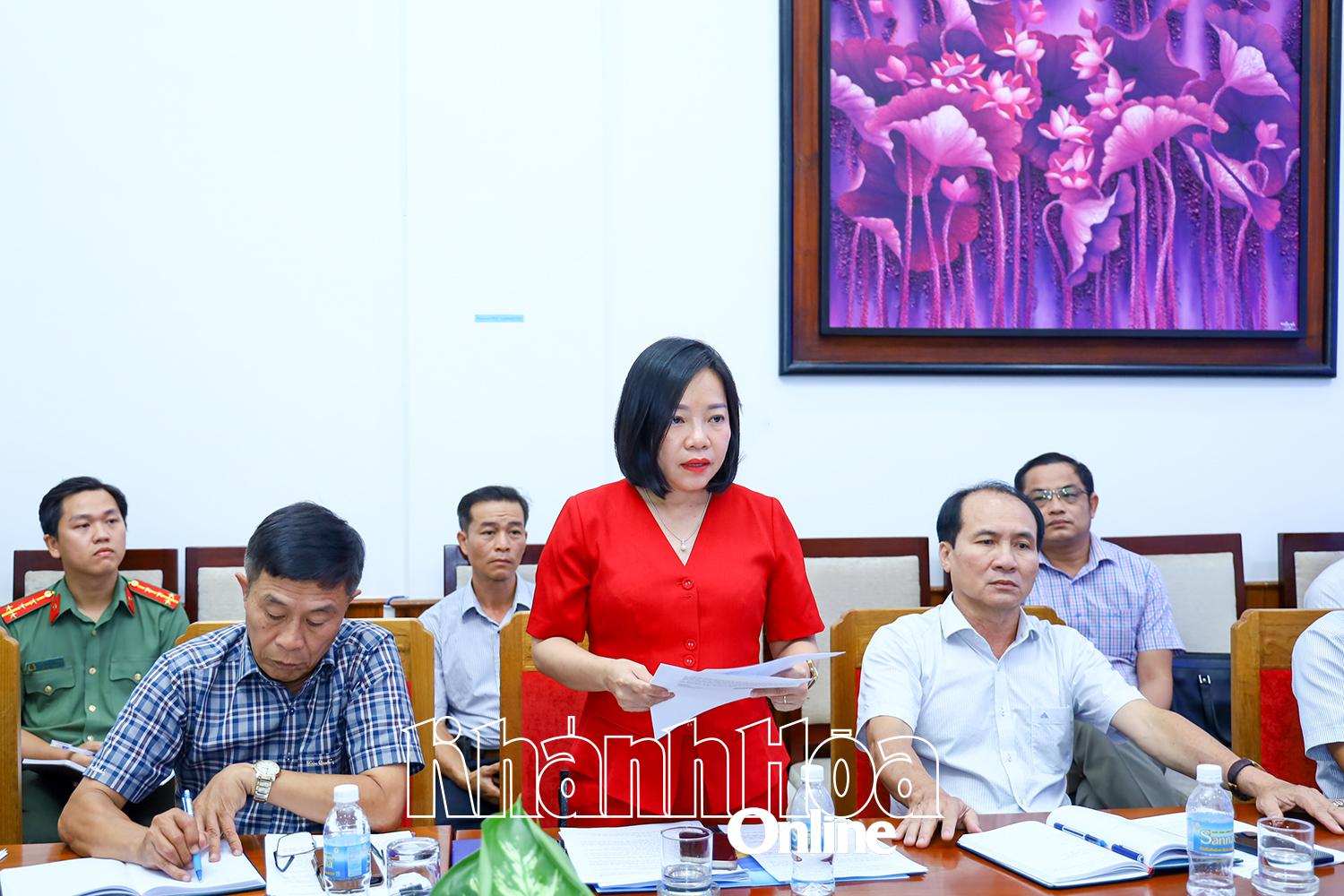 นางสาวไทย ทิ เล ฮัง บรรณาธิการบริหารหนังสือพิมพ์คานห์ฮัว กล่าวในการประชุม