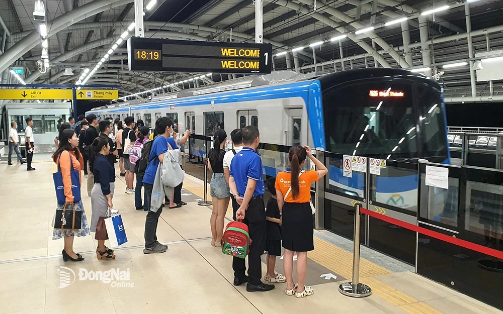 Dự án Kéo dài tuyến metro Bến Thành - Suối Tiên về Đồng Nai sẽ có hướng tuyến kết nối đến thành phố Biên Hòa và Sân bay Long Thành. Trong ảnh: Người dân chờ lên tàu metro Bến Thành - Suối Tiên. Ảnh: CTV