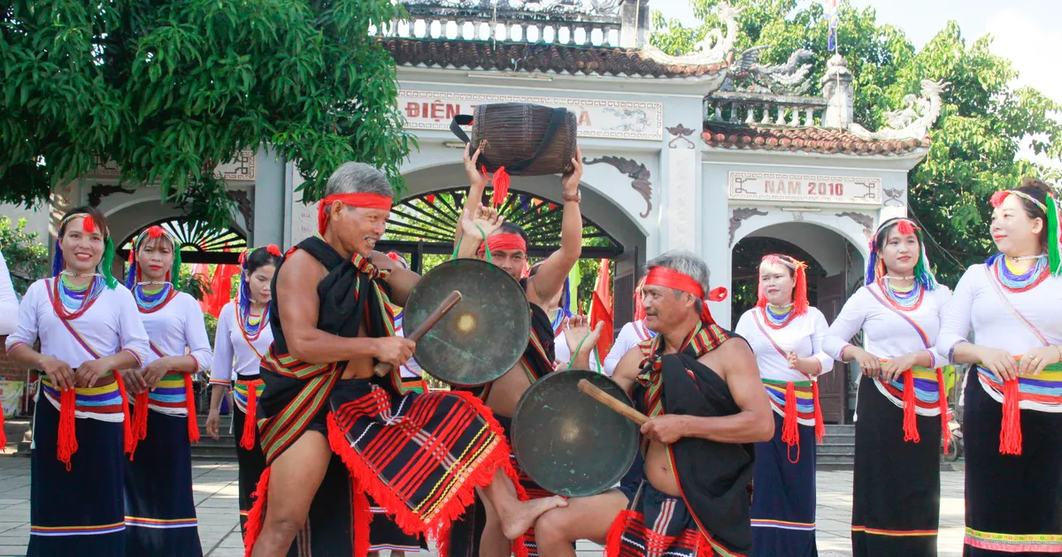 El festival de la paja y la danza Ca Dao del pueblo Co de Quang Ngai son reconocidos como patrimonio cultural inmaterial nacional.