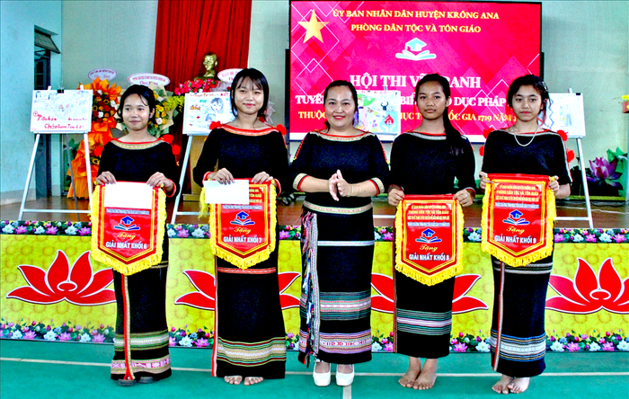 Dak Lak : Des étudiants issus de minorités ethniques du district de Krong Ana dessinent des images déterminées à éliminer le mariage des enfants et le mariage incestueux - Photo 3.