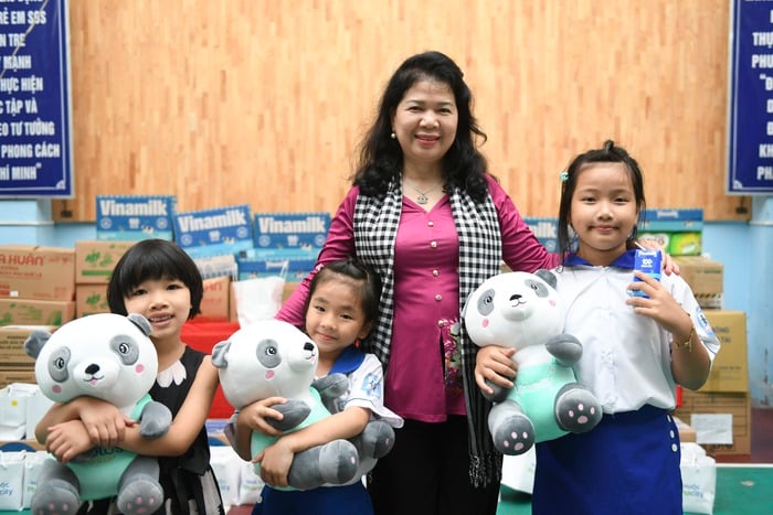 ប្រអប់ទឹកដោះគោជិត 70,000 ត្រូវបានផ្តល់ឱ្យកុមារដែលជួបការលំបាក ដោយចាប់ផ្តើម 