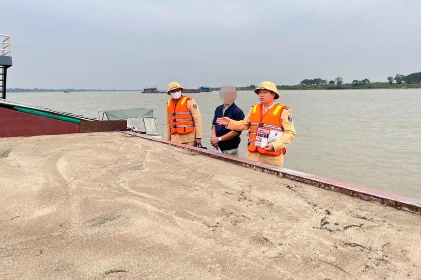 Nhiều địa phương tổng kiểm tra phương tiện bơm hút, vận chuyển cát sỏi trên các tuyến sông ảnh 1