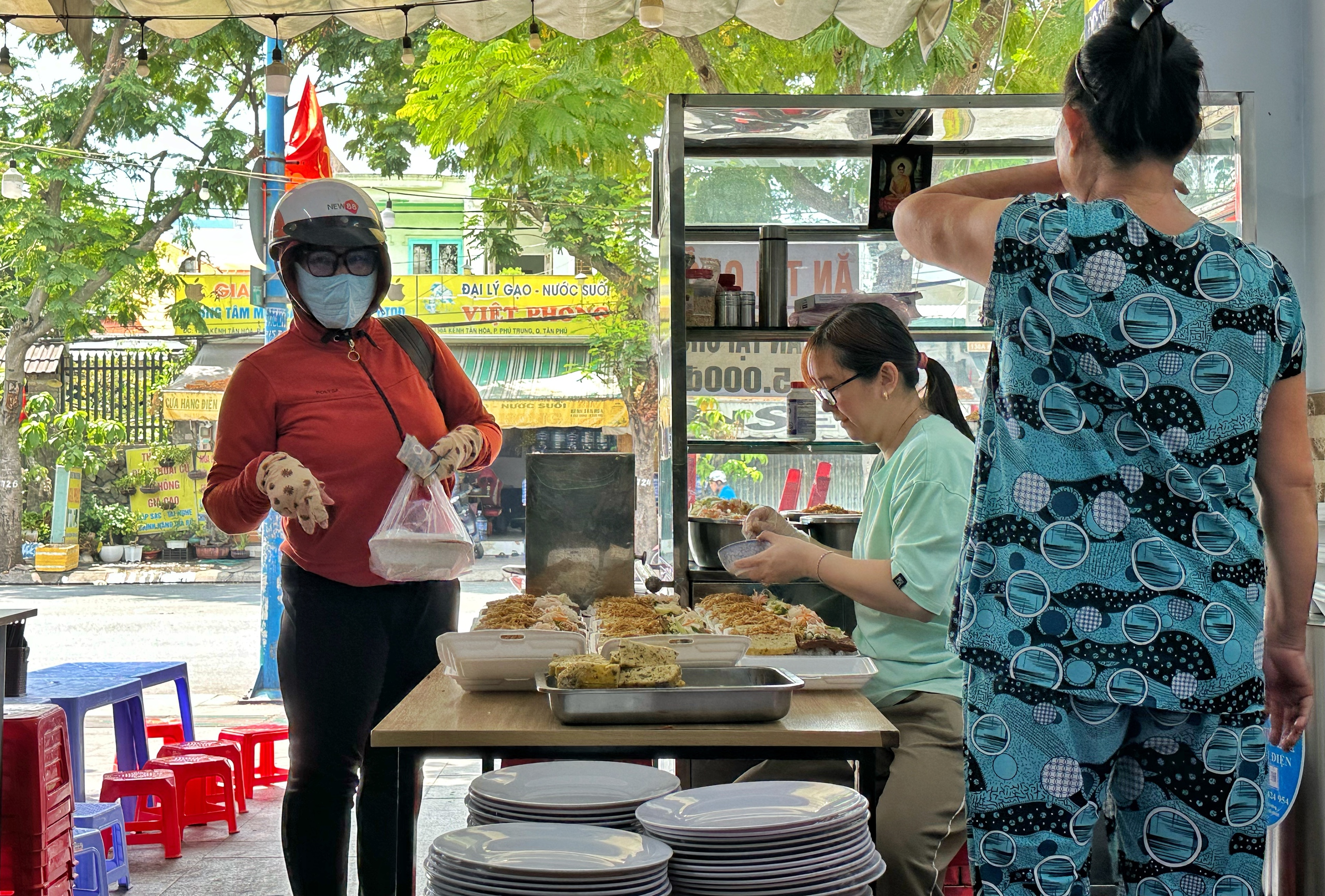 Độc lạ quán chay TP.HCM: Chủ quán bán giá 'gì kỳ', 1 - 2 tiếng hết sạch - Ảnh 5.