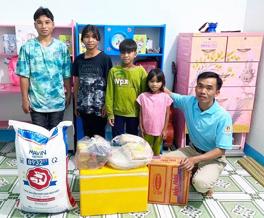 thay-truong-cong-huong-bia-phai-pho-hieu-truong-truong-tieu-hoc-va-thcs-kim-dong-xa-an-thanh-van-dong-nhu-yeu-pham-tang-cho-hoc-sinh-co-hoan-canh-kho-khan-anh-ngoc-minh.jpg