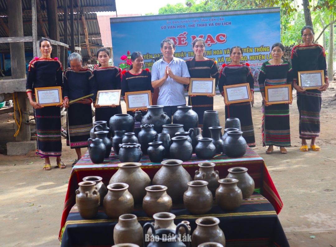 Lãnh đạo Sở Văn hóa, Thể thao và Du lịch trao giấy chứng nhận hoàn thành khóa học cho các học viên.