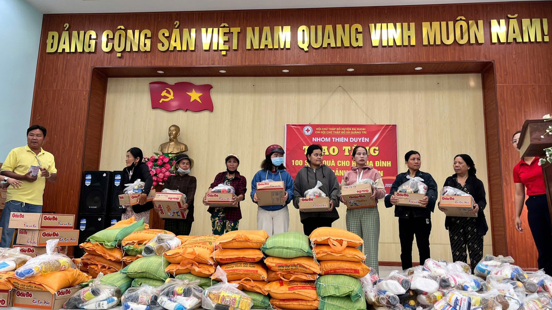 Các đơn vị tham gia trao quà từ thiện cho người dân có hoàn cảnh khó khăn tại xã Quảng Trị