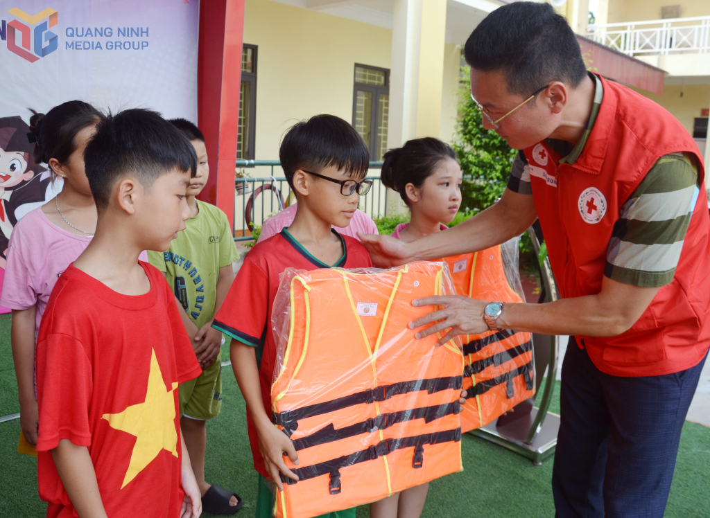 Vice Chairman of the Provincial Red Cross Society Nguyen Tuan Anh presented life jackets to students participating in free swimming classes at Phong Hai Primary School (Quang Yen Town).