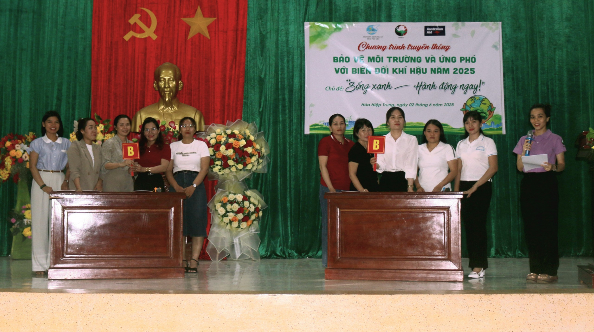 Phụ nữ phường Hòa Hiệp Trung tham gia thi giải đáp câu hỏi xoay quanh nội dung truyền thông. Ảnh: NGỌC QUỲNH
