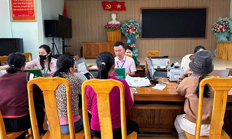 สำนักงานธุรกรรมของธนาคารนโยบายสังคมเขตกวางนิญโอนเงินทุนที่ให้สิทธิพิเศษแก่ประชาชนทันที