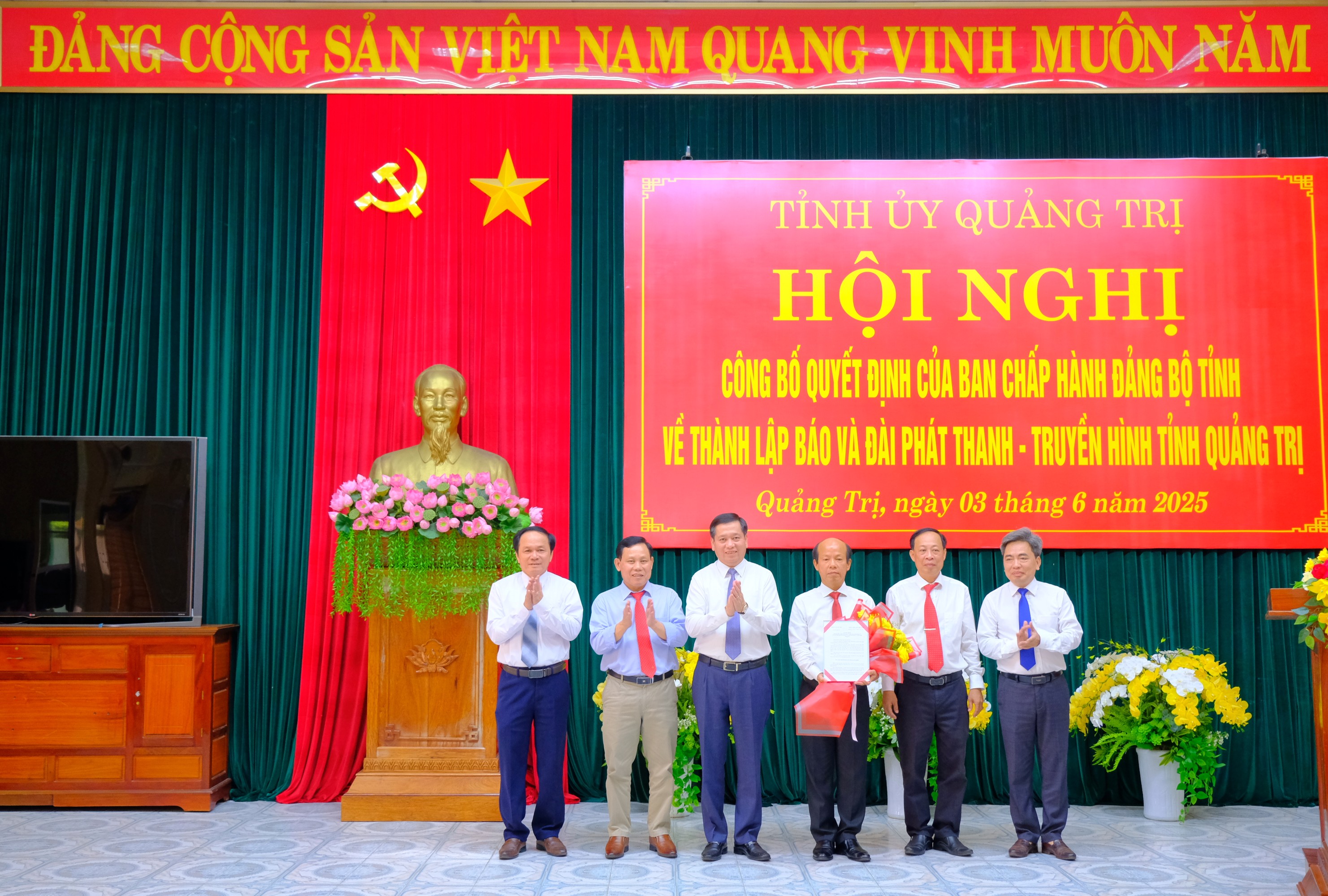 Công bố quyết định thành lập Báo và Đài Phát thanh - Truyền hình tỉnh Quảng Trị