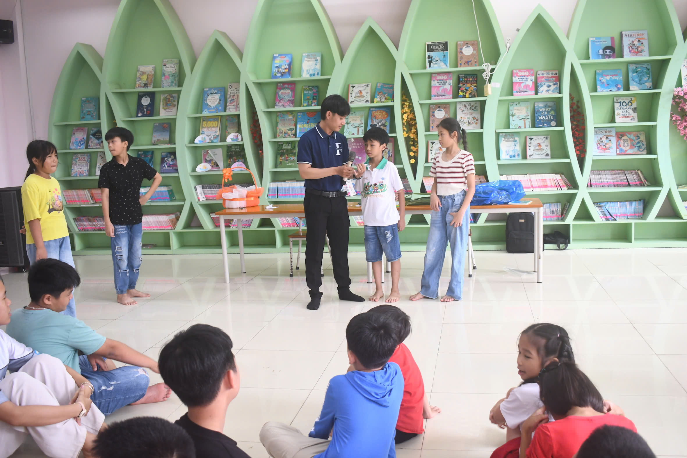 Các em thiếu nhi vui cùng giáo viên Trung tâm Anh ngữ The Future.