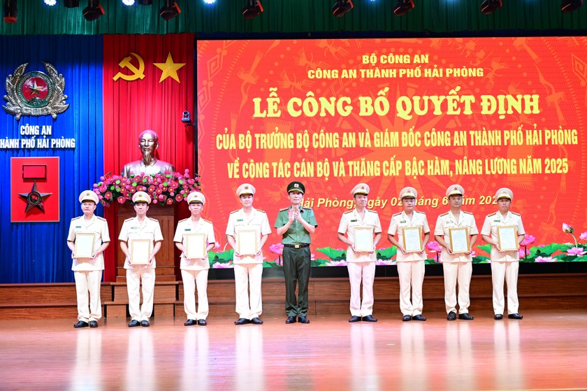 Trao quyết định thăng cấp bậc hàm và nâng lương cho các lãnh đạo, chỉ huy các đơn vị.