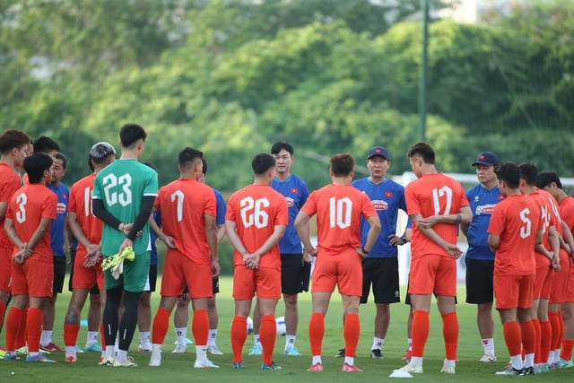 Malaysia nhập tịch ồ ạt cầu thủ ngoại, HLV Cklamovski muốn gây sốc đội tuyển Việt Nam - Ảnh 1.