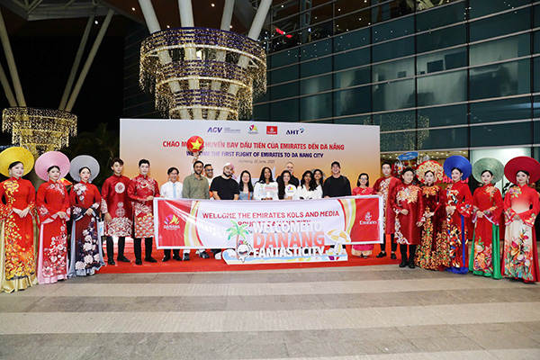 Chào đón những vị khách đầu tiên trên chuyến bay của Emirates hạ cánh sân bay Đà Nẵng tối ngày 2/6.