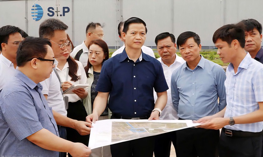 Chủ tịch UBND tỉnh kiểm tra tiến độ thi công các tuyến đường đấu nối khu công nghiệp
