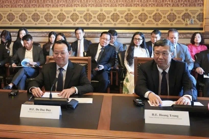 Bộ trưởng Đỗ Đức Duy và Thứ trưởng Hoàng Trung cùng đoàn các cơ quan, doanh nghiệp, hiệp hội ngành nông nghiệp Việt Nam dự cuộc họp.