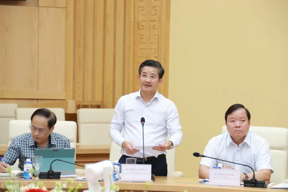 Thứ trưởng Nguyễn Sinh Nhật Tân làm việc